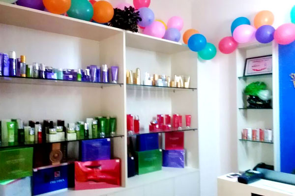 美容院嘿嘿连载黄色展柜