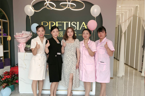 嘿嘿视频下载店老板和员工合影