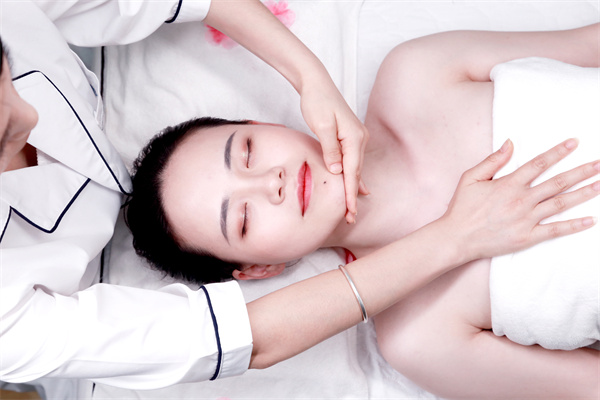 嘿嘿视频在线观看/弥尚/芳香世家/百莲凯/宛央美容院嘿嘿视频下载嘿嘿连载污版哪个好？